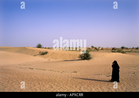 Frau, gekleidet in schwarzen Gewändern stehen in der Wüste in der Nähe von Timbuktu Stockfoto