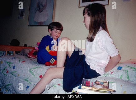 Ältere Schwester babysitting auf und spielen mit ihrem jüngeren Bruder. Stockfoto