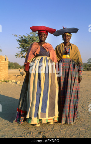 Zwei Herero-Frauen in ihrer herrlichen Tracht Stockfoto