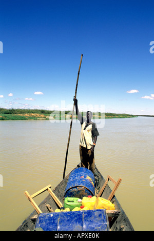 Ein Pinasse Treiber steuert sein Boot entlang des Flusses Stockfoto