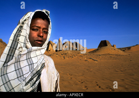 Porträt eines jungen Mannes bei den Pyramiden von Meroe Stockfoto