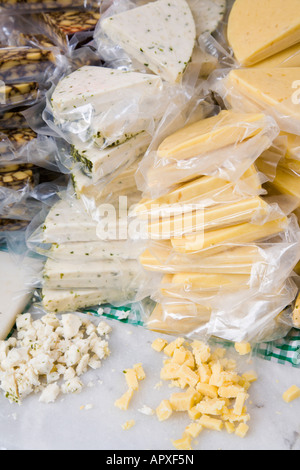 Käse für den Verkauf auf einem Marktstand. Merseyway Bezirk, Stockport, grösseres Manchester, Vereinigtes Königreich. Stockfoto