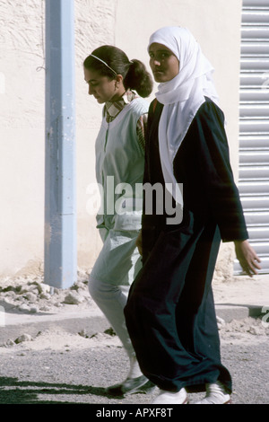 Junge Frauen gehen in Ouargla Stockfoto