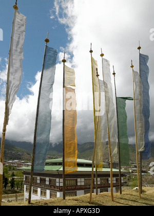 Gebetsfahnen fliegen über die Stadt von Thimpu im Königreich Bhutan Stockfoto