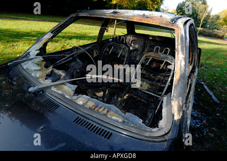 Verlassene ausgebrannte Auto Stockfoto