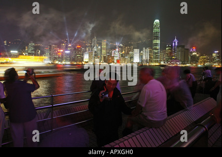 Feuerwerke über Victoria Harbour, die Skyline von Hong Kong Island, Hongkong, China Stockfoto