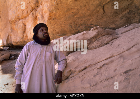 Tuareg-Führer aufzeigen von prähistorischen Felsmalereien in der Acacus Stockfoto