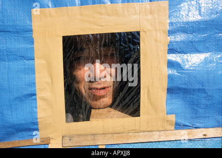 Living Boxen in Tokio, Japan, Obdachlosen Gemeinschaft am Sumida Fluss Ufer, Kunststoff-Fenster von einem selbst machte obdachlos, Tierheim, blu Stockfoto