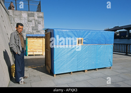 Obdachlose, Boxen in Tokio, Japan, Obdachlosen Gemeinschaft an den Sumida-Fluss-Ufern Leben selbst gemacht Unterschlupf, blauen Stoff Blätter, cle Stockfoto