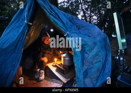 Obdachlose, Boxen Leben in Tokio, Japan, Obdachlosen Gemeinschaft in Ueno Park grundlegende Zelt von wenigen Obdachlosen kochen ihr warmes Abendessen s Stockfoto