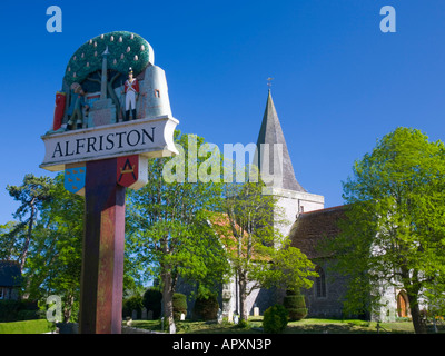 Touristenort, East Sussex, England. Ortsschild und St Andrew Church. Stockfoto