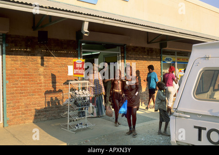 Zwei Himba-Frauen in traditionellen Stammes-Kleid verlassen einen modernen Supermarkt Stockfoto