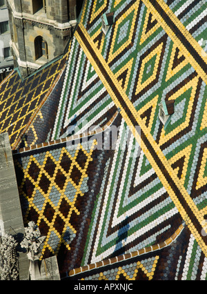 Hautnah Teil gelb schwarz / weiß dekorative Ziegeldach der Stephansdom Kathedrale in der Stadt Wien Österreich Stockfoto