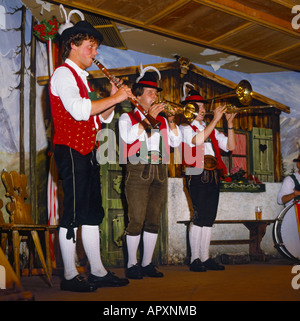 Ein Trio von Tiroler Musiker tragen traditionelle österreichische Tracht bei einem Folkloreabend in Innsbruck Österreich Stockfoto