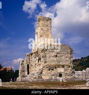 Ein paar in Shorts nach oben auf den hohen bröckelt 18:00 Trophee des Alpes oder Trophäe von Augustus La Turbie Südfrankreich Stockfoto