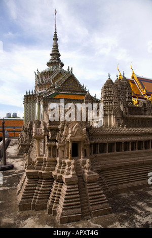 Ein Modell von Angkor Wat in Kambodscha, ausgestellt im Tempel Wat Phra Kaew, im Grand Palace Komplex, Bangkok, Thailand. Wat Phra Kaew steckt hinter der Nachbildung. Stockfoto
