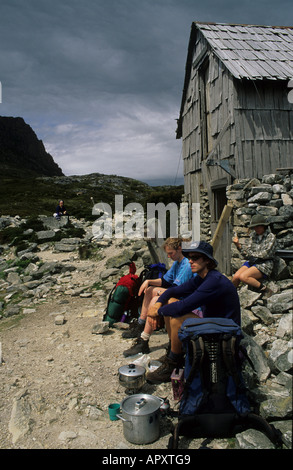 Wanderer Erholung bei Küche-Hütte in der Nähe von Cradle Mountain, Australien, Tasmanien, Wanderer mit Campingkocher Rest an Küchenhütte unter Wiege M Stockfoto
