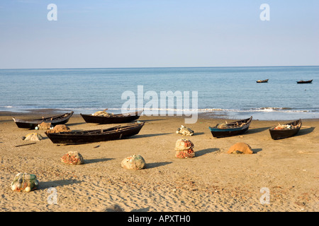 Fischerboote am Strand von Cuthbert Bay, Long Island, Andamanen, Indien Stockfoto