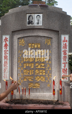 Gebete an Großeltern Gräbern bietet während Qing Ming Festival Malaysia Stockfoto