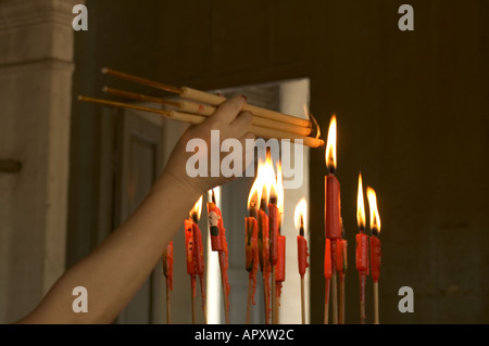 Beleuchtung Josticks in einen chinesischen Tempel während der Qing Ming Festival Malaysia, Süd-Ost-Asien Stockfoto