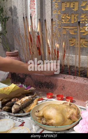 Opfergaben und Gebete an Vorfahren das Grab während der Qing Ming Festival Malaysia, Süd-Ost-Asien Stockfoto
