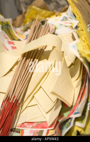 Hölle bereit Geld und Josticks zum Brennen während der Qing Ming Festival, Malaysia, Südostasien Stockfoto