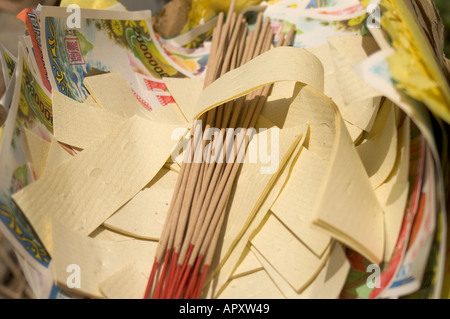 Hölle bereit Geld und Josticks zum Brennen während der Qing Ming Festival, Malaysia, Südostasien Stockfoto
