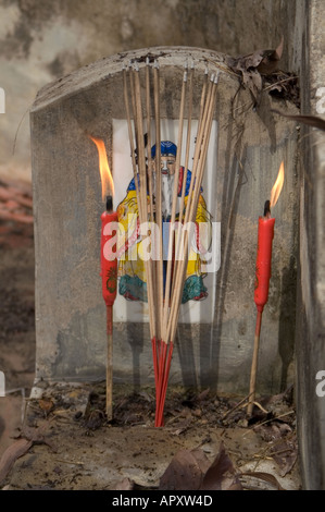 Beleuchtete Josticks vor Grabstein im Friedhof für Qing Ming Festival Malaysia, Süd-Ost-Asien Stockfoto