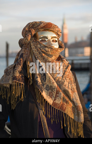 Junge Frau bei der Karneval mit Insel San Giorgio Maggiore und den Markusplatz Kanal hinter vom Markusplatz entfernt, Venedig, Italien Stockfoto
