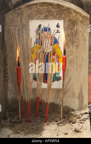 Beleuchtete Josticks vor Grabstein im Friedhof für Qing Ming Festival Malaysia, Süd-Ost-Asien Stockfoto
