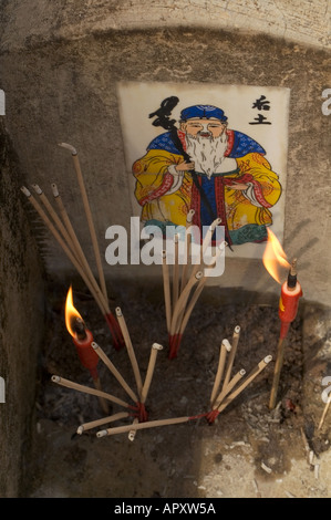 Beleuchtete Josticks vor Grabstein im Friedhof für Qing Ming Festival Malaysia, Süd-Ost-Asien Stockfoto