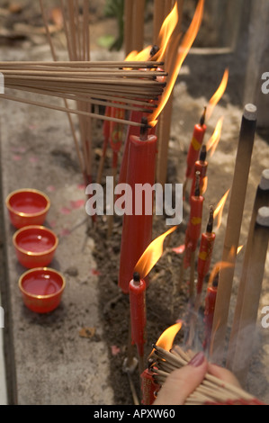 Brennende Josticks am Grab der Ahnen während Qing Ming Festival, Malaysia, Süd-Ost-Asien Stockfoto