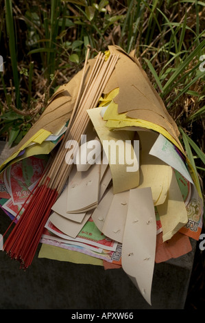 Hölle bereit Geld und Josticks zum Brennen während der Qing Ming Festival, Malaysia, Südostasien Stockfoto
