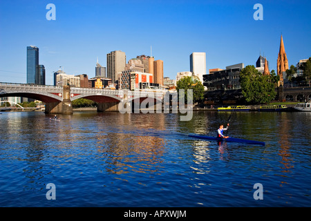 Skyline von Melbourne / Melbourne ist "Yarra River" und den historischen ca. 1888 "Princes Bridge". Melbourne Victoria Australien. Stockfoto