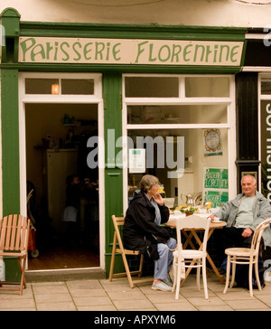 Zwei Leute sitzen im äußeren Tabelle Florentiner Konditorei Café Aberystwyth Ceredigion Wales UK Stockfoto