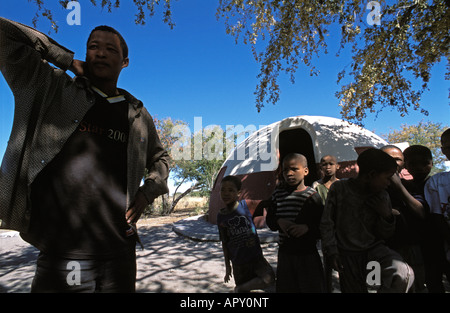 Lehrer Toma N Avi vor Den Ui Dorf mit seinen Schülern Buschmannland Namibia Stockfoto