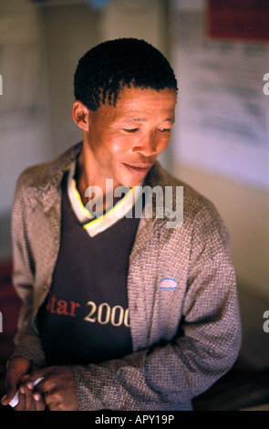 Lehrer Toma N Avi überwacht seine Schüler in Den Ui Dorf Schule Buschmannland Namibia Stockfoto