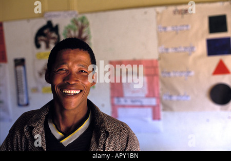 Lehrer Toma N Avi in seinem Klassenzimmer von Den Ui Dorf Schule Buschmannland Namibia Stockfoto