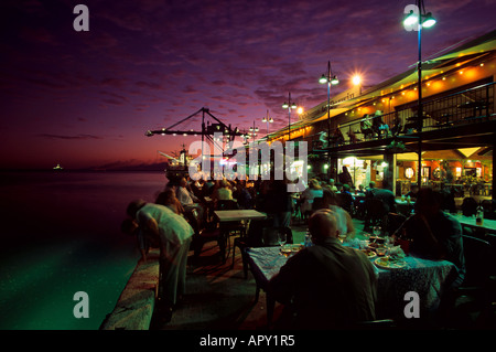 Stokes Hill Wharf mit Straßencafé am Abend, Darwin, Northern Territory, Australien Stockfoto