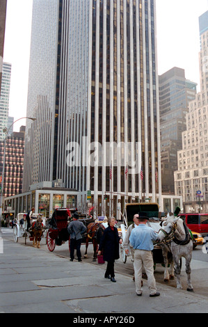 Pferdekutsche Kutschen außerhalb Plaza Hotel bringt Besucher auf Tour nahe Central Park und Mitte Manhattan New York City. Stockfoto