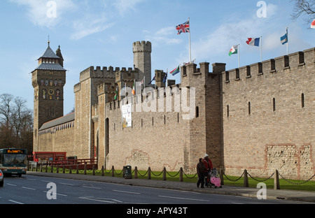 Cardiff Castle South Wales Großbritannien gesehen hier von Duke Street Stockfoto