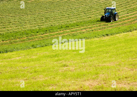 Ein Traktor in einem Feld auf einem Bauernhof schneiden Silage Ystwyth Tal in der Nähe von Llanilar Ceredigion Wales Stockfoto