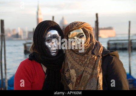 Junge Frauen in den Karneval mit Insel San Giorgio Maggiore und den Markusplatz Kanal hinter vom Markusplatz entfernt, Venedig, Italien Stockfoto