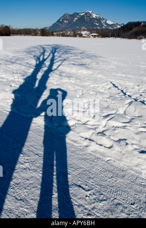 Schatten in der Winterlandschaft und Gruenten Berggipfel, zwischen Altstaedten und Fischen Oberallgaeu Bayern Deutschland Stockfoto