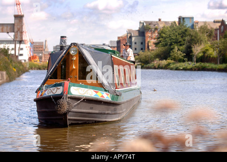 EIN PAAR AUF EINEM POLNISCHEN GEBAUT NARROWBOAT AM MÖNCH WIESE DOCK IN GLOUCESTER UK Stockfoto