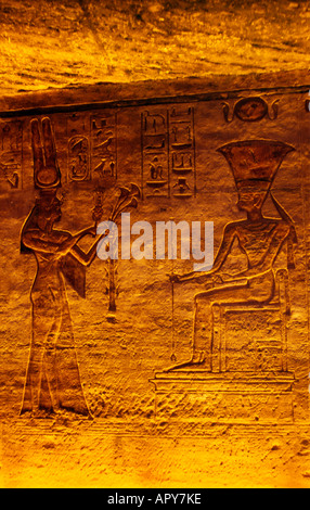 Abu Simbel Ägypten große Tempel der Ra-Harakhte Königin Nefertari bietet ein Sistrum und Blume Anukis Stockfoto