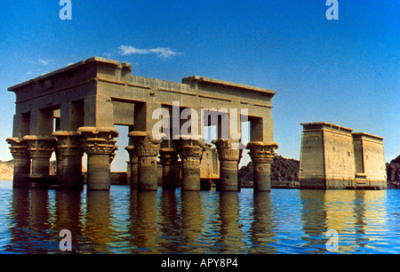Philae Assuan Ägypten Tempel von Isis Trajans Kiosk vor ihm Wurde nach Agilika Insel überflutet im Jahr 1968 Stockfoto