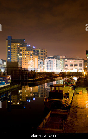 Blick entlang der Leeds-Liverpool Canal am Getreidespeicher Wharf bei Dämmerung Sonnenuntergang. Eine wichtige Regeneration-Bereich auf die Stadt am Wasser. Stockfoto