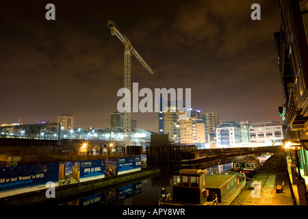 Blick entlang der Leeds-Liverpool Canal am Getreidespeicher Wharf bei Dämmerung Sonnenuntergang. Eine wichtige Regeneration-Bereich auf die Stadt am Wasser. Stockfoto