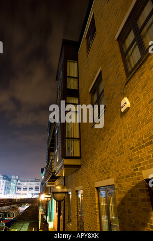 Blick entlang der Leeds-Liverpool Canal am Getreidespeicher Wharf bei Dämmerung Sonnenuntergang. Eine wichtige Regeneration-Bereich auf die Stadt am Wasser. Stockfoto